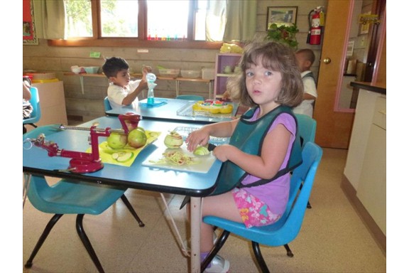 Cooking - Preschoolers peel and slice apples