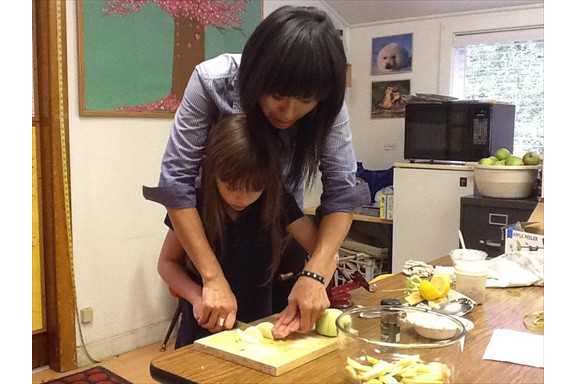 Cooking - PreK and K students slice apples